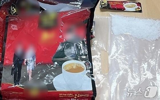 본문 이미지 - 필리핀 국적의 국제 마약조직 운반책이 제주공항을 통해 밀수한 스틱형 커피믹스로 위장된 필로폰.(제주지검 제공. 재판매 및 DB 금지)/뉴스1 