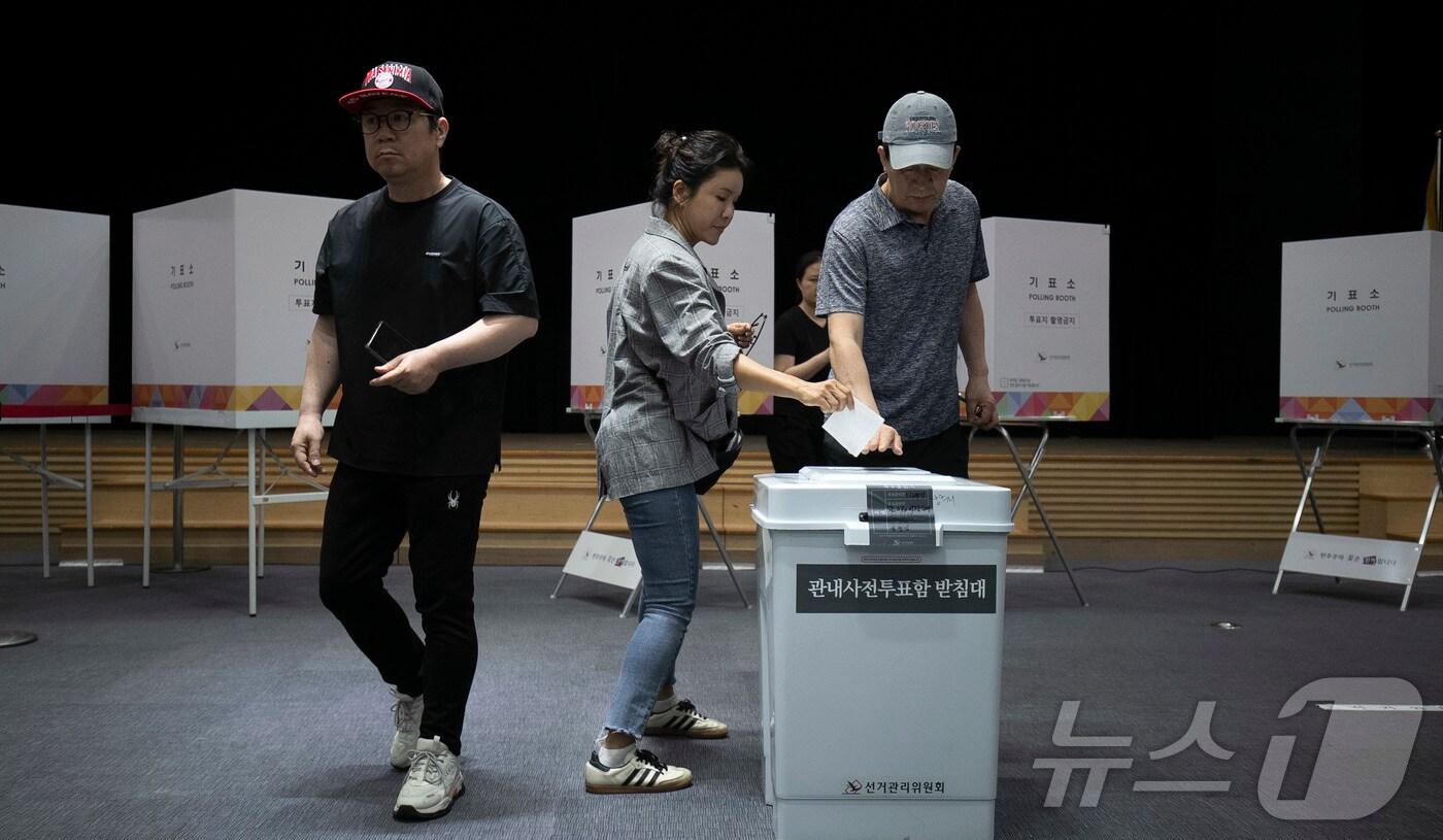 제21대 대통령선거 사전투표 첫날인 29일 오전 울산 남구청 6층에 마련된 삼산동 사전투표소에서 유권자들이 투표를 하고 있다. 2025.5.29/뉴스1 ⓒ News1 김지혜 기자