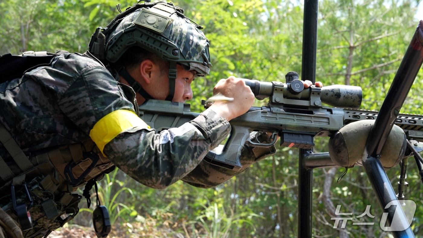 제4회 해병대사령관배 저격수 경연대회에 참가한 해병대 저격수가 표적사격 이후 추가사격을 위해 재장전을 하고 있는 모습. (해병대 제공)