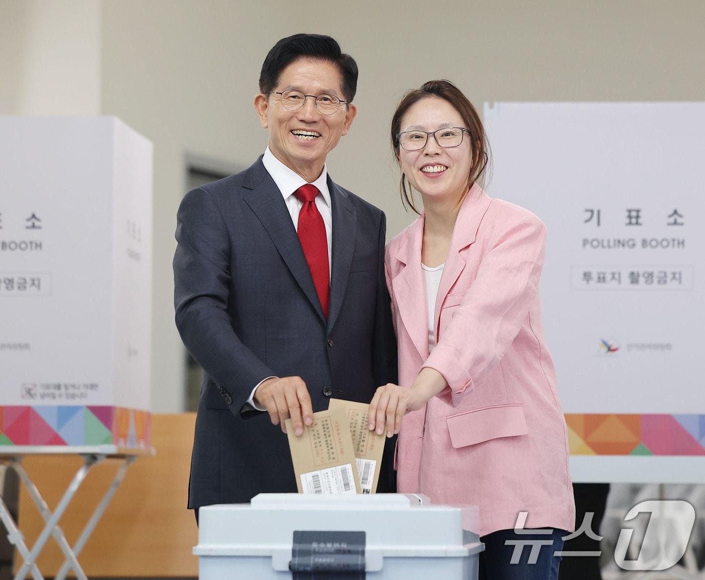 본문 이미지 - 김문수 국민의힘 대통령 후보가 제21대 대통령선거 사전투표 첫날인 29일 인천 계양구 계양1동 주민센터에 마련된 사전투표소에서 딸 김동주 씨와 함께 투표를 하고 있다. (공동취재) 2025.5.29/뉴스1 ⓒ News1 김민지 기자