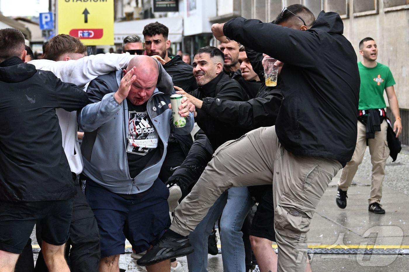 UECL 결승전에서 패싸움을 벌이는 첼시와 레알 베티스 팬들 ⓒ AFP=뉴스1