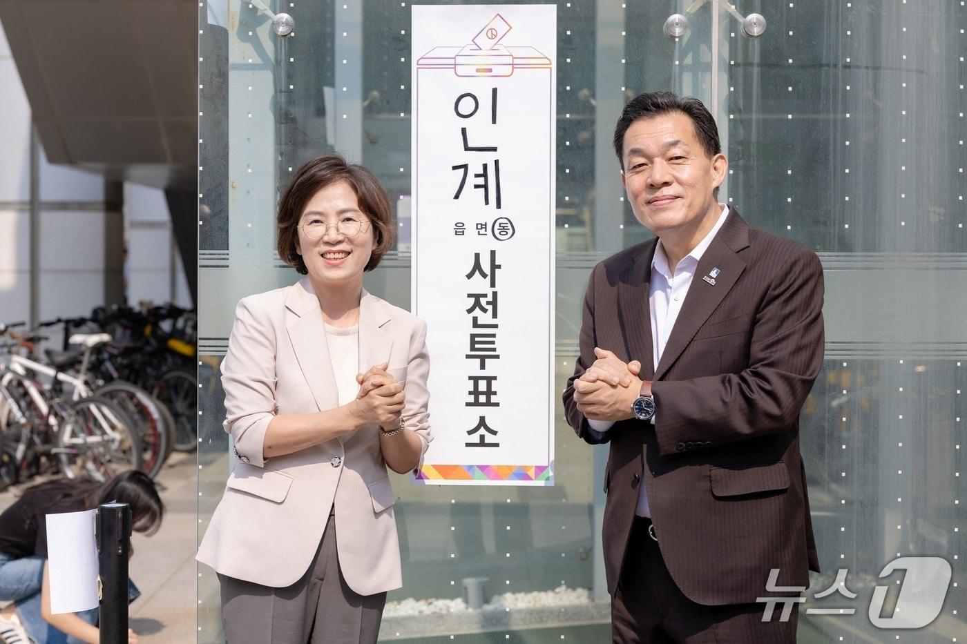 이재준 경기 수원시장(오른쪽)이 제21대 대통령 선거 사전투표 첫날인 29일 부인과 함께 시청 2층 중회의실에 마련된 인계동 사전투표소에서 소중한 한 표를 행사한 후 기념촬영을 하고 있다. (수원시 제공. 재판매 및 DB 금지) 2025.5.29/뉴스1