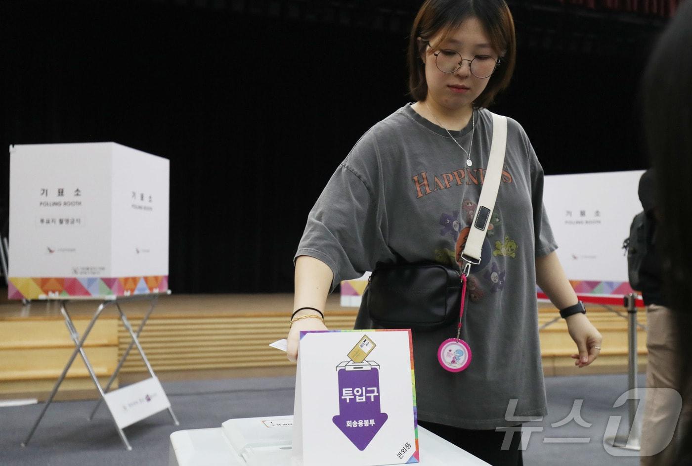 제21대 대통령선거 사전투표 첫날인 29일 오전 울산 남구청 6층에 마련된 사전투표소에 임산부 뱃지를 단 시민이 투표를 행사하고 있다.2025.5.29/뉴스1 ⓒ News1 김지혜 기자