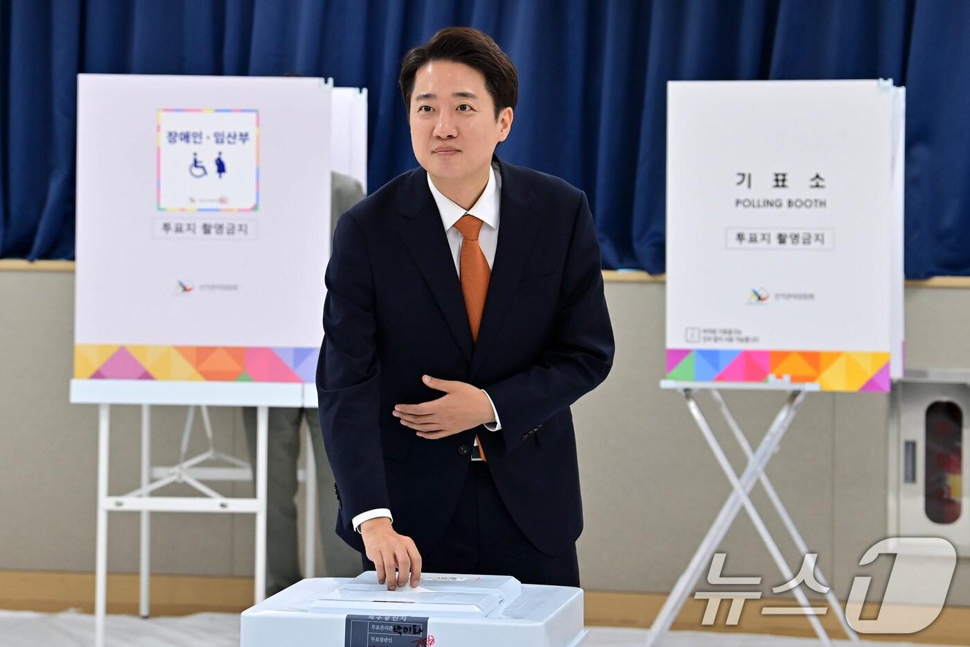 이준석 개혁신당 대통령 후보가 제21대 대통령선거 사전투표 첫날인 29일 오전 경기 화성시 동탄9동 행정복지센터에 마련된 사전투표소에서 투표를 하고 있다. (공동취재) 2025.5.29/뉴스1 ⓒ News1 이재명 기자