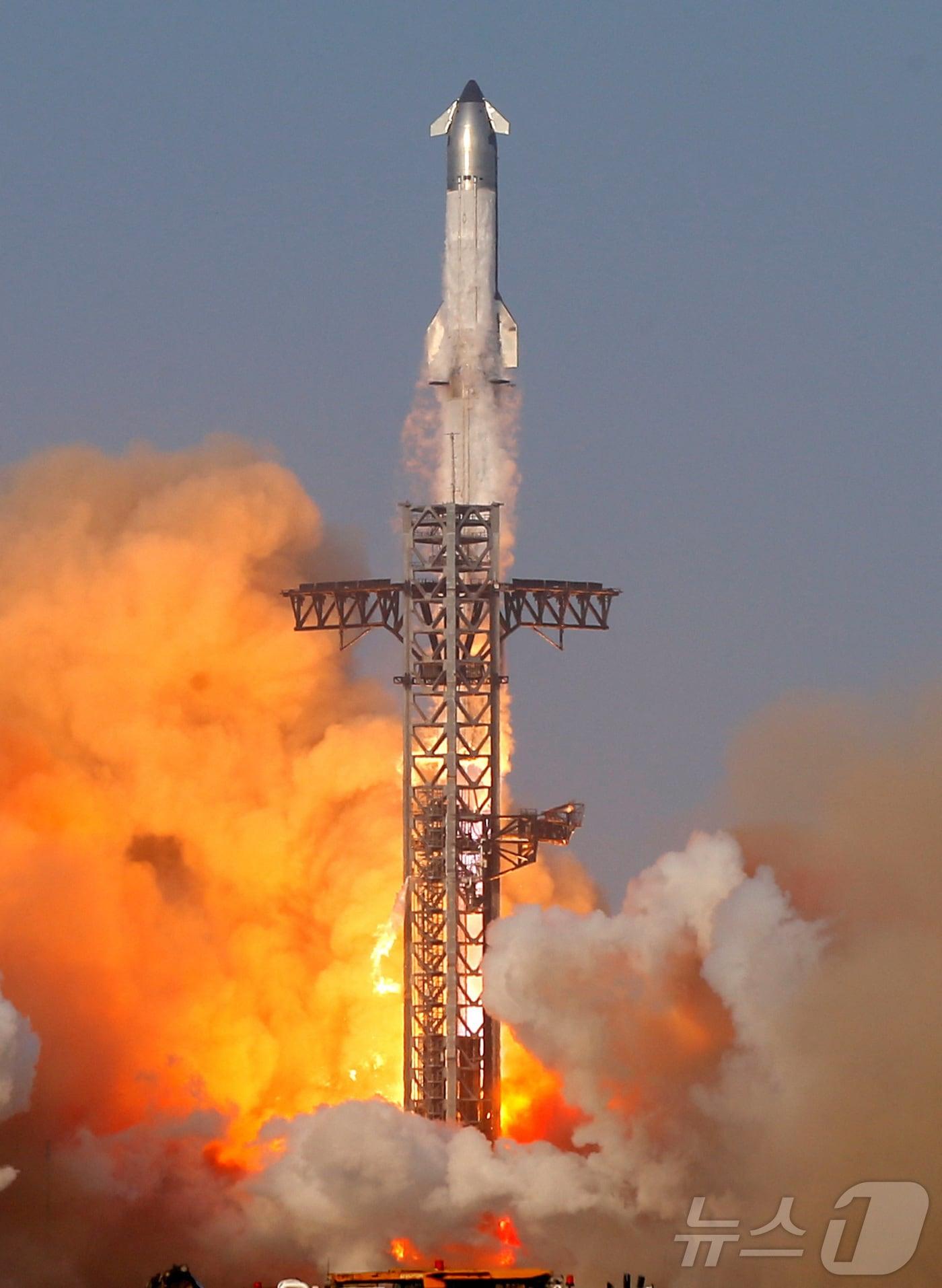 본문 이미지 - 27일&#40;현지시간&#41; 일론 머스크의 우주기업 스페이스X 우주선 스타십이 텍사스주 보카 치카 해변의 스타베이스 기지에서 9번째 시험 발사되고 있다. 2025.05.29 ⓒ 로이터=뉴스1 ⓒ News1 우동명 기자