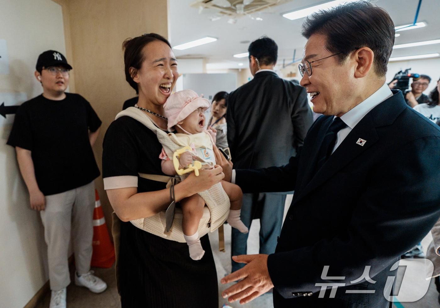 이재명 대통령이 더불어민주당 대선 후보였던 지난 5월 29일 오전 서울 서대문구 신촌동 주민센터에서 제 21대 대통령선거 사전투표를 마치고 주민과 인사를 하던 중 아기가 울고 있다. (공동취재) 2025.5.29/뉴스1 ⓒ News1 안은나 기자