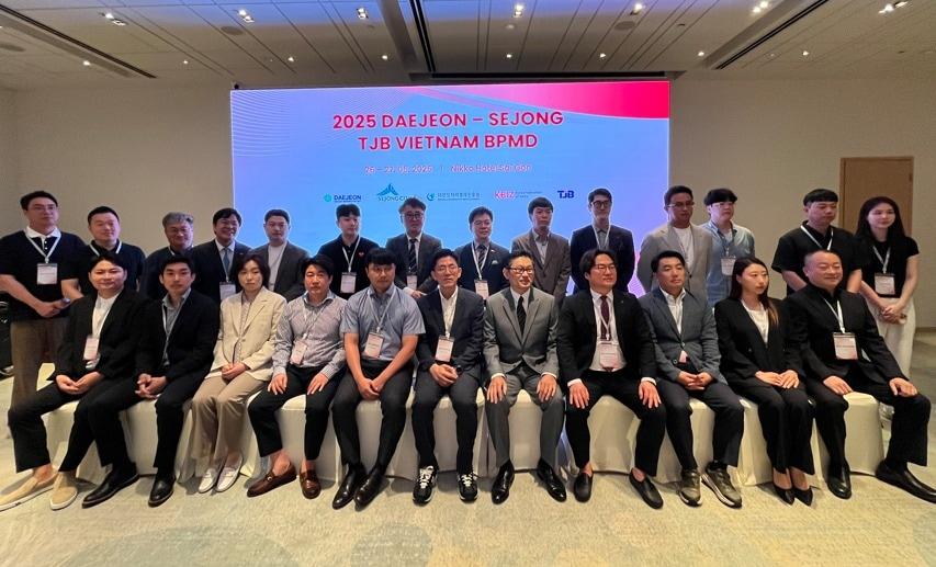 본문 이미지 - 베트남 호찌민에서 열린 '충청권 비즈니스 파트너십 매칭데이'  참가업체 기념사진. (세종시 제공. 재판매 및 DB금지)