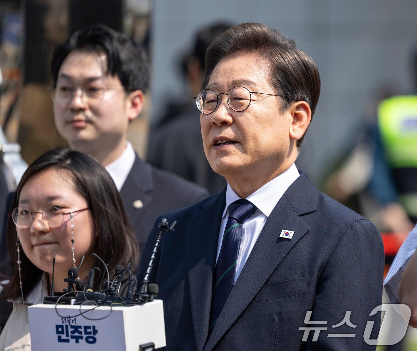 본문 이미지 - 이재명 더불어민주당 대통령 후보가 제 21대 대통령선거 사전투표 첫날인 29일 서울 서대문구 신촌동 주민센터에서 투표를 마친 뒤 취재진의 질문에 답하고 있다. (공동취재)2025.5.29/뉴스1 ⓒ News1 안은나 기자