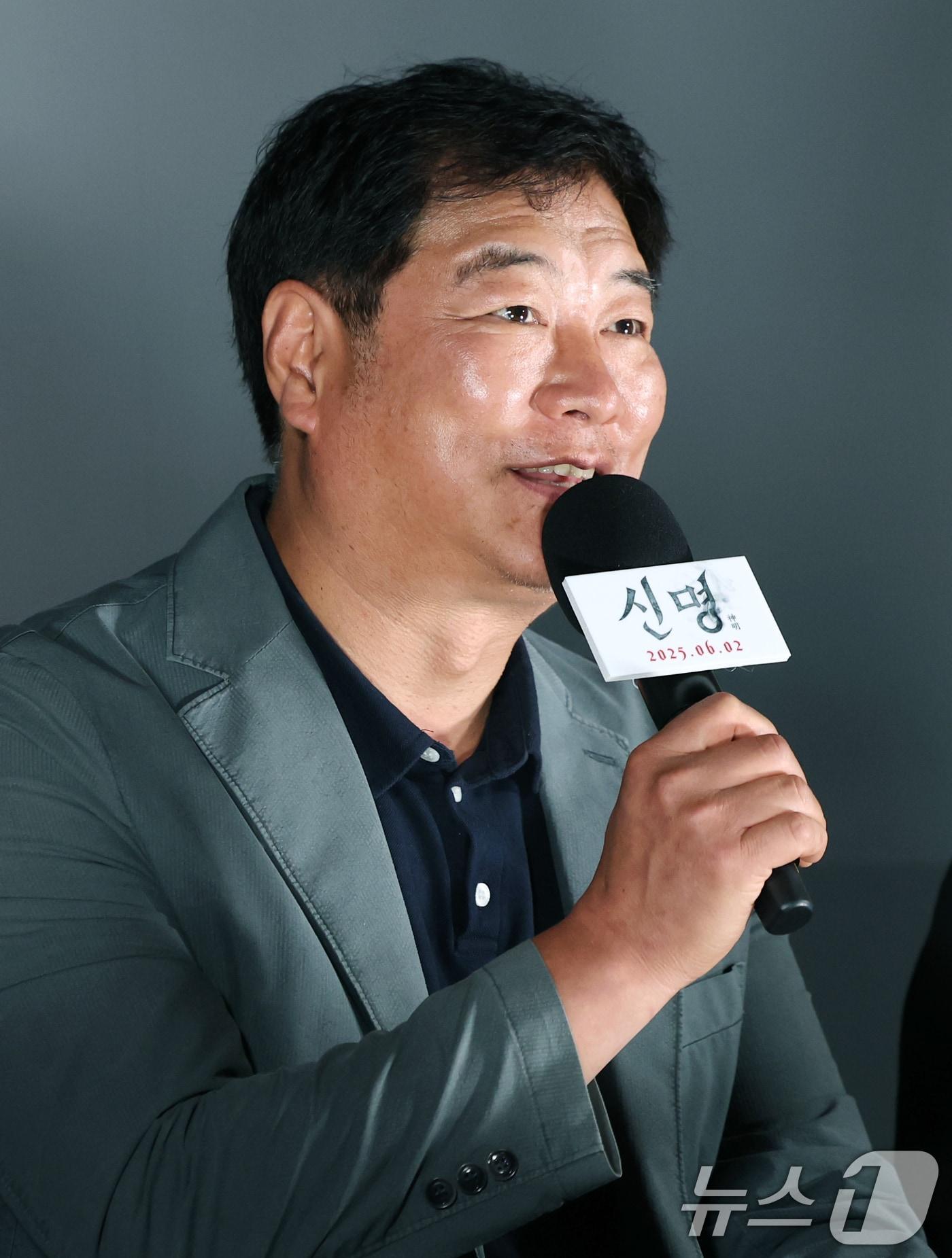 본문 이미지 - 배우 주성환이 29일 서울 용산구 CGV용산아이파크몰에서 열린 영화 ‘신명’(감독 김남균) 제작보고회에 참석해 인사말을 하고 있다. '신명'은 신비로운 힘을 이용해 권력을 쥐려는 한 여인 윤지희(김규리 분)와 숨겨진 거대한 진실을 파헤치는 저널리스트 정현수(안내상 분)의 치열한 싸움 그리고 은밀한 음모, 주술과 정치의 결탁을 파헤치는 충격적인 스토리를 담아낸 작품이다. 2025.5.29/뉴스1 ⓒ News1 권현진 기자