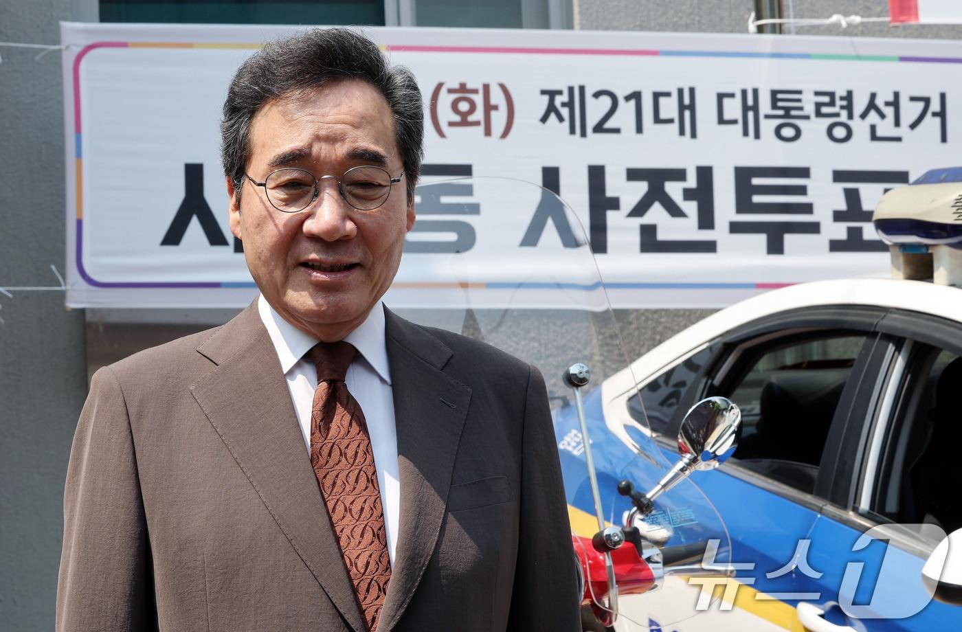 본문 이미지 - 새미래민주당 상임고문인 이낙연 전 국무총리가 제21대 대통령선거 사전투표 첫날인 29일 오전 서울 종로구 사직동 주민센터에 마련된 사전투표소에서 투표를 마친 뒤 기자들 질의에 답변하고 있다. 2025.5.29/뉴스1 ⓒ News1 이동해 기자