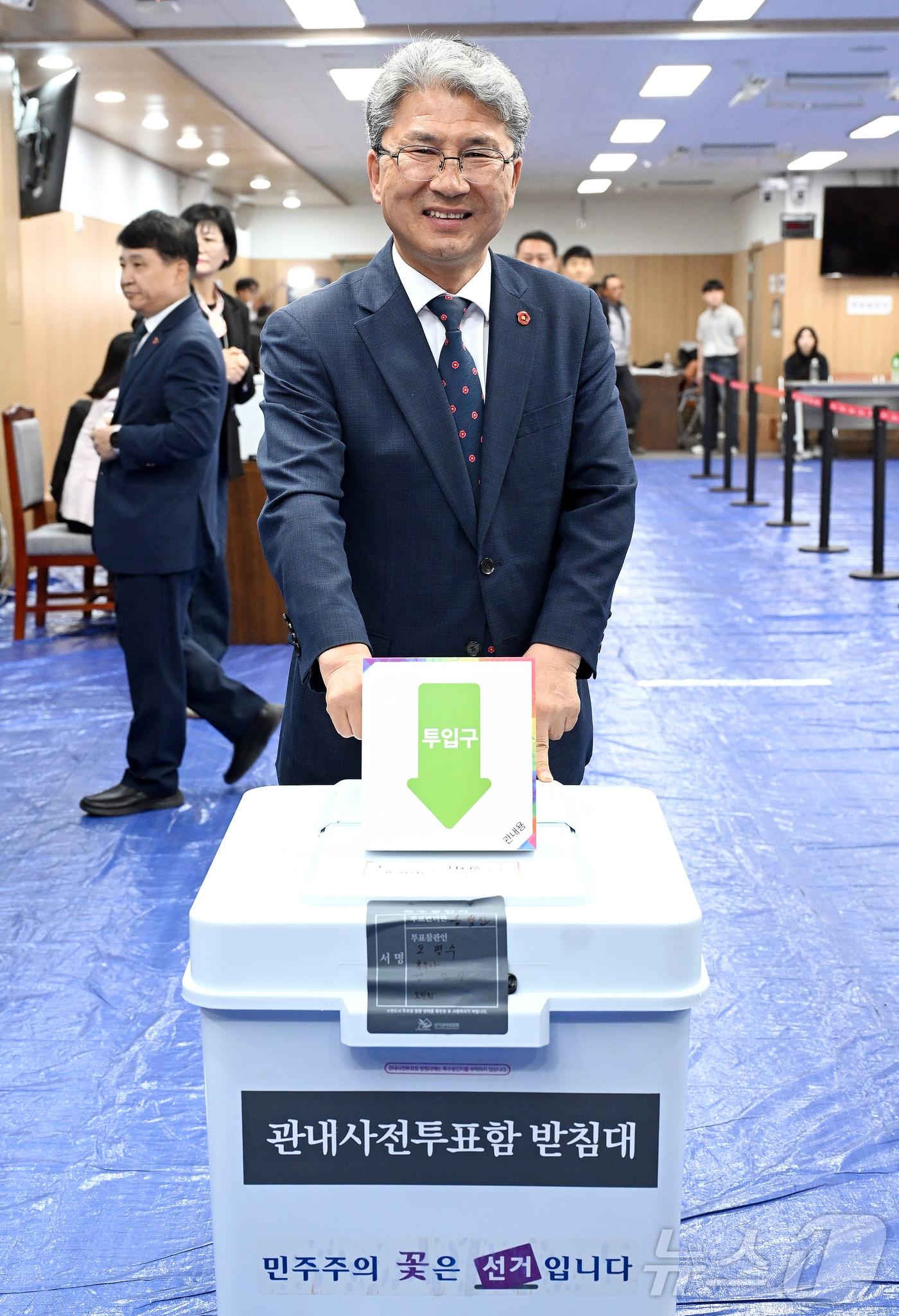 본문 이미지 - 이상봉 제주특별자치도의회 의장이 제21대 대통령 선거 사전투표 첫날인 지난해 5월29일 오전 도의회 의원회관 대회의실에 마련된 제주시 연동 사전투표소에서 투표를 하고 있다. 2025.5.29 ⓒ 뉴스1 오미란 기자