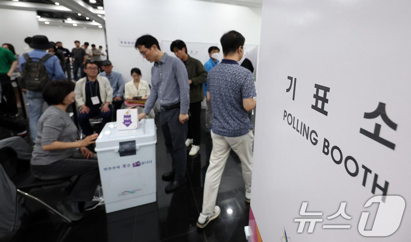 제21대 대통령 선거 사전 투표 첫날인 29일 오전 서울 강남구 역삼1동 주민센터에 마련된 사전투표소에서 유권자들이 투표하고 있다. 2025.5.29/뉴스1 ⓒ News1 김성진 기자