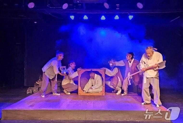 본문 이미지 - 지난해 옥천 전국연극제 개막작 장면  (옥천군 제공. 재판매 및 DB금지) /뉴스1