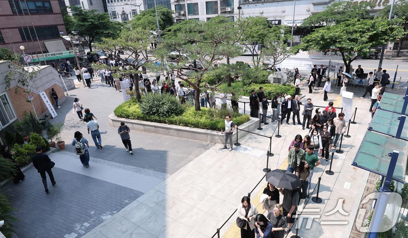 제21대 대통령 선거 사전 투표 첫날인 29일 오전 서울 강남구 역삼1동 주민센터에 마련된 사전투표소에서 유권자들이 투표하기 위해 줄을 서 있다. 2025.5.29/뉴스1 ⓒ News1 김성진 기자