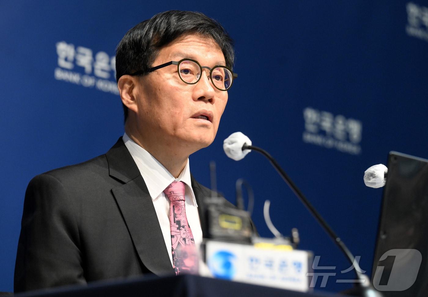 이창용 한국은행 총재가 29일 서울 중구 한국은행 본관에서 열린 금융통화위원회 본회의 후 기자회견에서 발언을 하고 있다. /뉴스1
