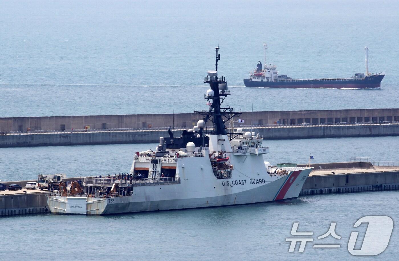 미국 해양경비대 소속 대형 함정인 USCGC 스트래튼함(WMSL-752·4500톤)이 29일 부산 남구 해군작전사령부 부산작전기지에 입항하고 있다. 한·미·일 수색구조 연합 훈련을 위해 이날 입항한 스트래튼함은 길이 127m, 폭 16m, 승조원 120여 명이다. 스트래튼함은 입항 후 한·미 함정공개와 구조 대응 세미나, 도상 훈련 등 공식 일정을 보낸 뒤 다음 달 2일 떠날 예정이다. 2025.5.29/뉴스1 ⓒ News1 윤일지 기자