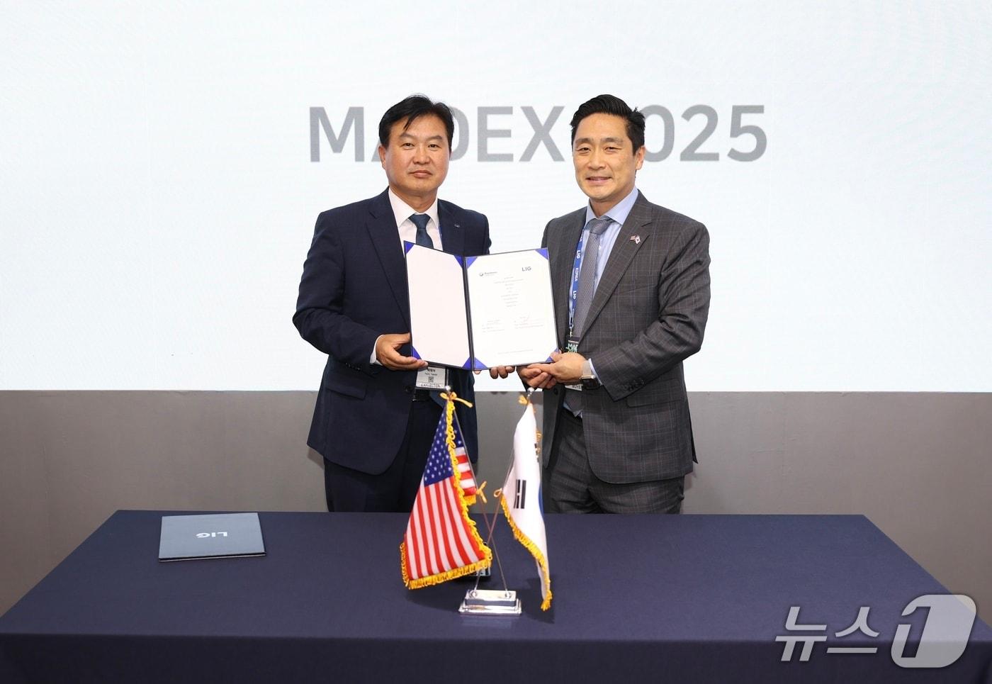 박태식 LIG넥스원 미사일시스템사업부문장(좌측)과 마이크 민(Mike Min) 레이시온 인도태평양 사업개발 부사장(우측)이 28일 부산 벡스코 국제해양방위산업전(MADEX 2025)에서 함대공 유도탄 RAM 블록(Block)-Ⅱ 기술협력생산을 위한 업무협약(MOU)을 체결한 뒤 기념사진을 촬영했다(LIG넥스원 제공). 2025.05.28.