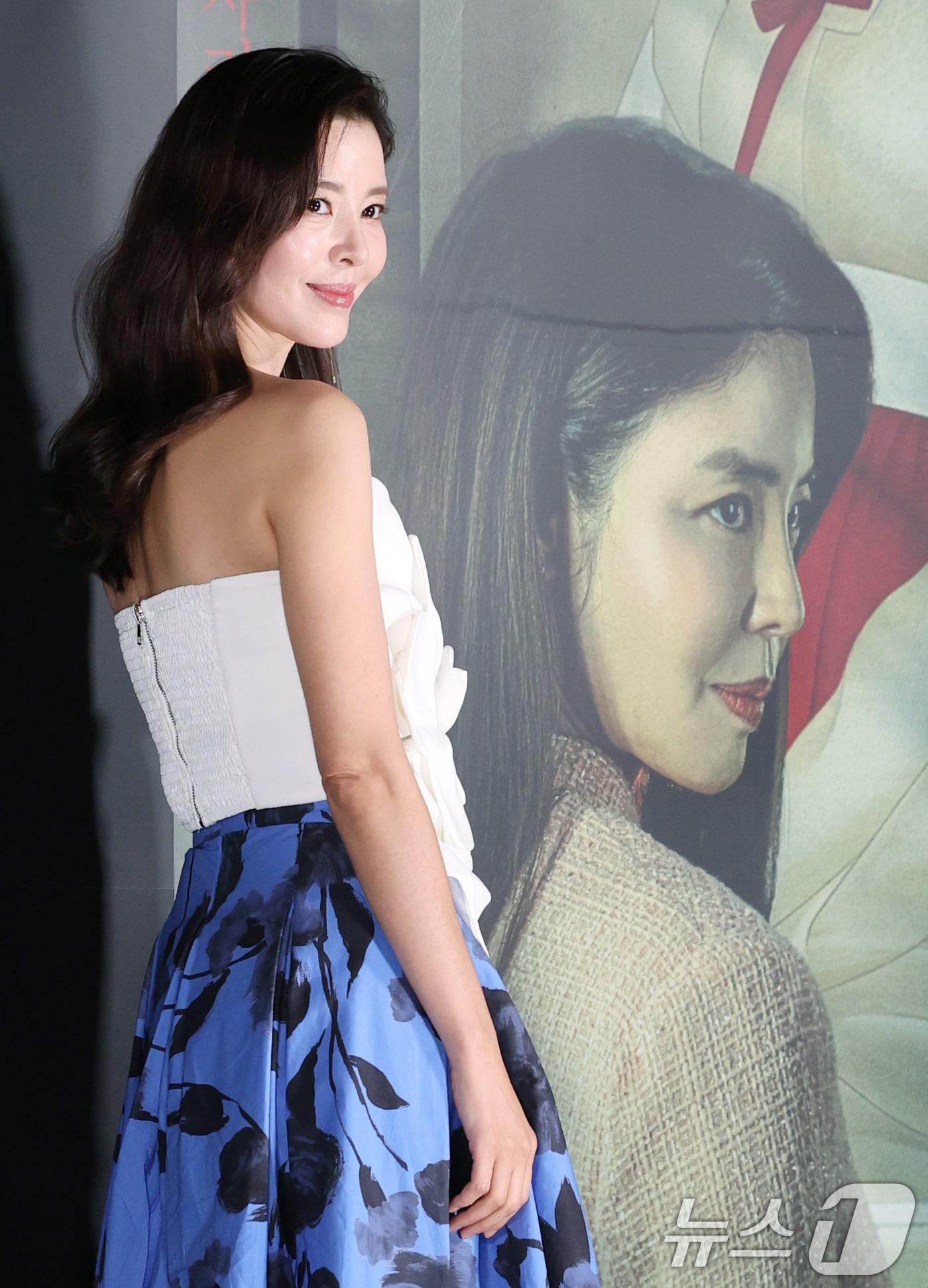 본문 이미지 - 배우 김규리가 29일 서울 용산구 CGV용산아이파크몰에서 열린 영화 ‘신명’(감독 김남균) 제작보고회에 참석해 포즈를 취하고 있다. '신명'은 신비로운 힘을 이용해 권력을 쥐려는 한 여인 윤지희(김규리 분)와 숨겨진 거대한 진실을 파헤치는 저널리스트 정현수(안내상 분)의 치열한 싸움 그리고 은밀한 음모, 주술과 정치의 결탁을 파헤치는 충격적인 스토리를 담아낸 작품이다. 2025.5.29/뉴스1 ⓒ News1 권현진 기자