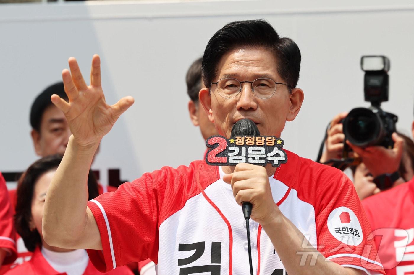 김문수 국민의힘 대통령 후보가 29일 인천 부평 문화의거리 앞에서 집중유세를 하고 있다. &#40;공동취재&#41; 2025.5.29/뉴스1 ⓒ News1 김민지 기자