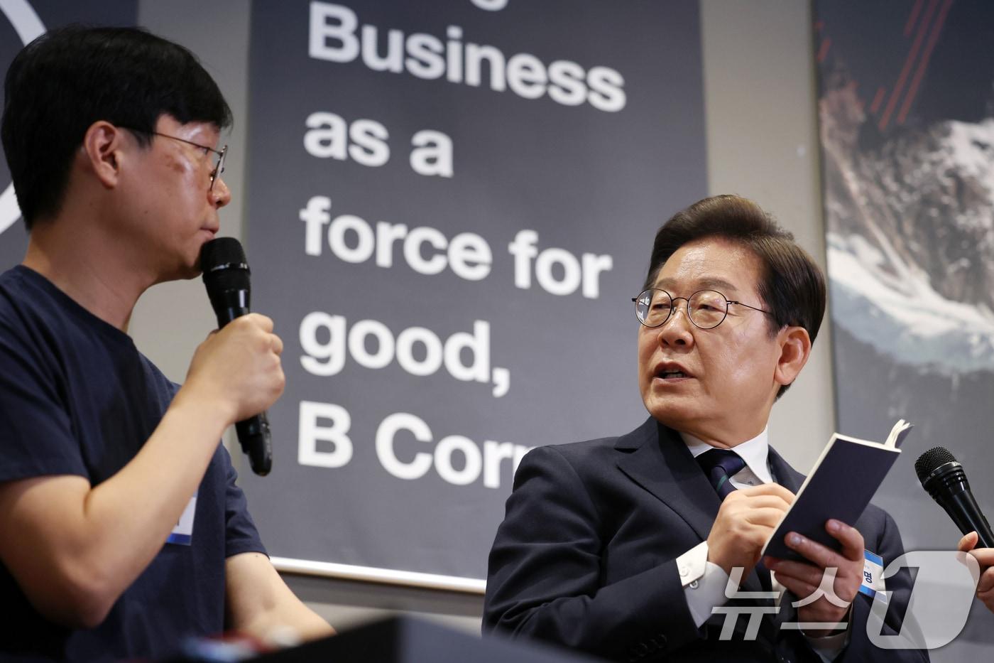 이재명 대통령이 후보자 시절인 지난달 29일 서울 성동구 메리히어에서 열린 &#39;혁신성장의 씨앗, 스타트업 레벨업!&#39; 간담회에서 소셜벤처 대표와 대화하고 있다. &#40;공동취재&#41; 2025.5.29/뉴스1 ⓒ News1 안은나 기자