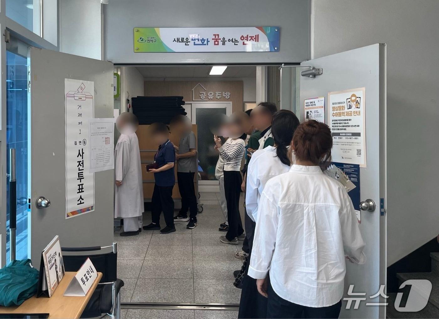 본문 이미지 - 29일 낮 12시쯤 부산 연제구 거제1동 행정복지센터 투표소 앞에 유권자들이 줄을 서 있다.2025.5.29/뉴스1 ⓒ News1 장광일 기자