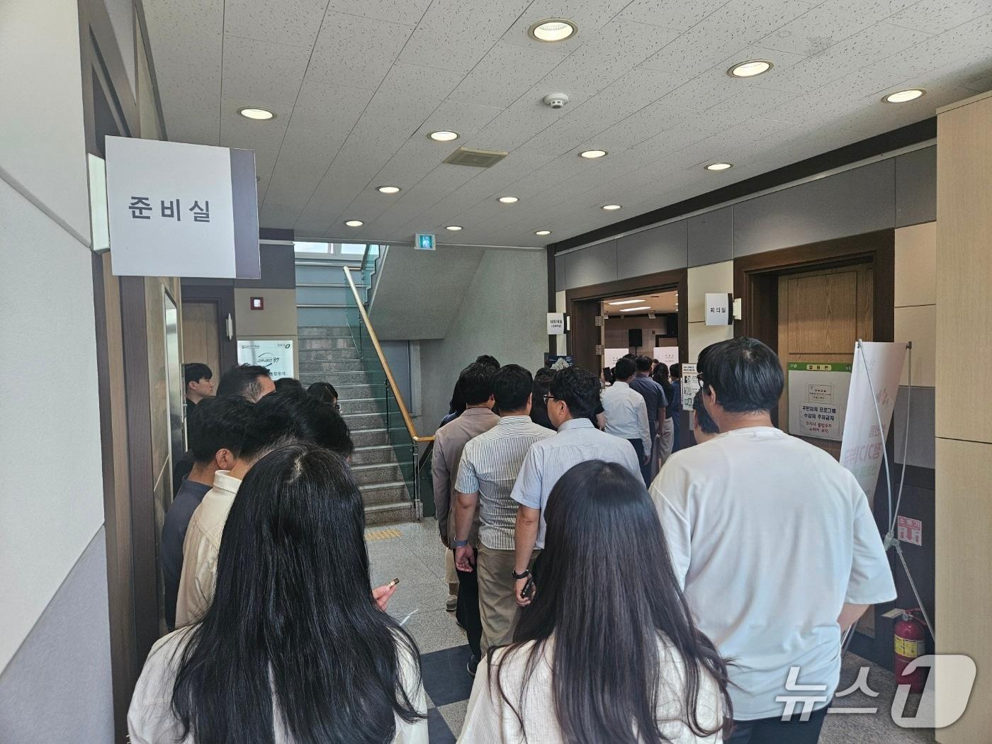 본문 이미지 - 21대 대통령 선거 사전투표 첫날인 29일 점심시간을 맞아 성안동 행정복지센터에 유권자들이 투표소 밖으로도 줄을 서고 있다.2025.5.29/뉴스1 이재규 기자