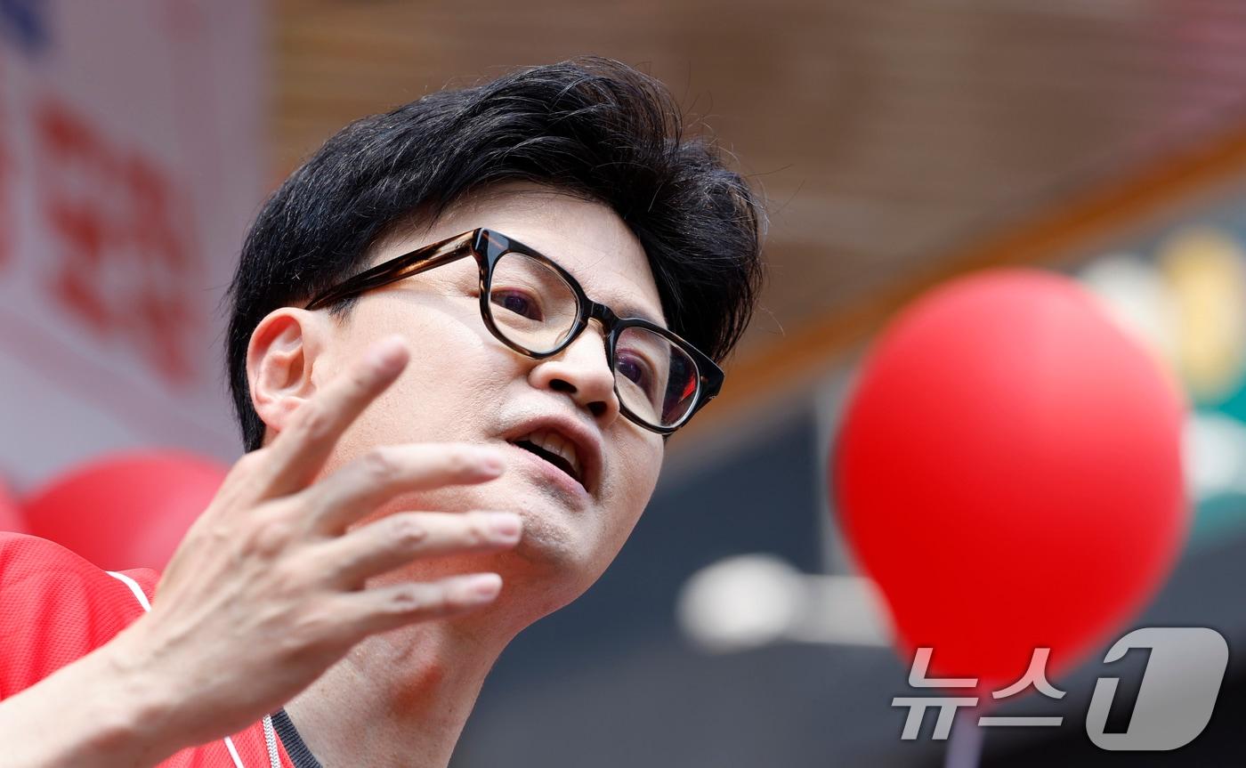 한동훈 국민의힘 전 대표가 제21대 대통령 선거 사전투표 첫날인 29일 광주 동구 충장로 우체국앞에서 국민의힘 지지를 호소하고 있다. 2025.5.29/뉴스1 ⓒ News1 김태성 기자