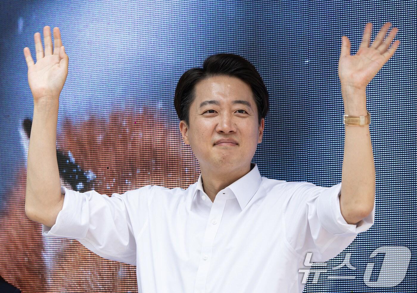 이준석 개혁신당 대통령 후보가 29일 오후 경기도 성남시 분당구 판교유스페이스 야외광장에서 시민들을 향해 인사하고 있다. 2025.5.29/뉴스1 ⓒ News1 이재명 기자