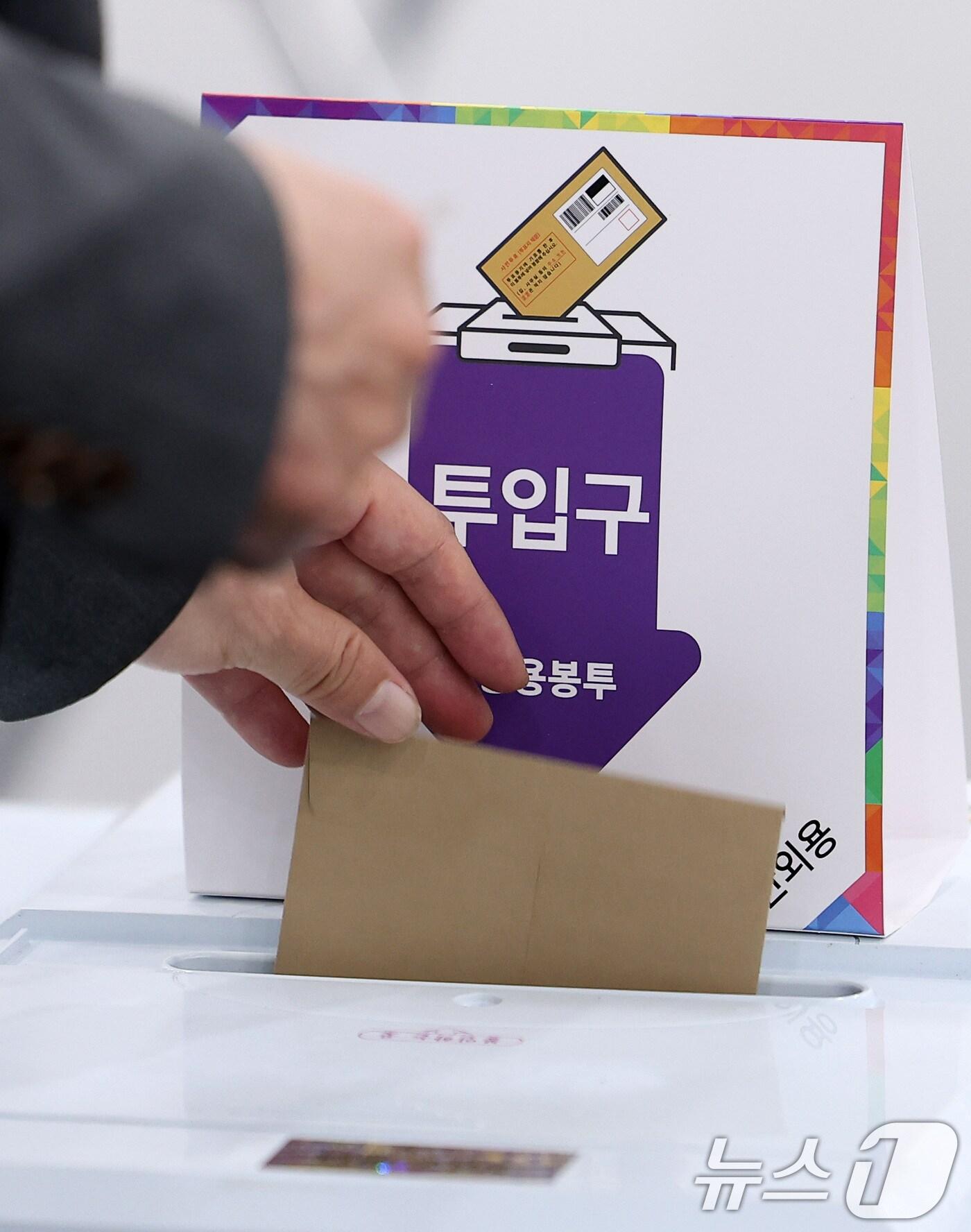 본문 이미지 - 제21대 대통령 선거 사전 투표 첫날인 29일 오전 서울 강남구 역삼1동 주민센터에 마련된 사전투표소에서 유권자들이 투표하고 있다. 2025.5.29/뉴스1 ⓒ News1 김성진 기자