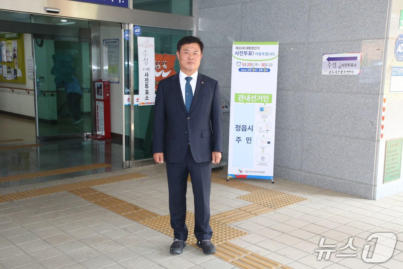 이학수 전북 정읍시장이 사전투표 첫날인 29일 오전 수성동 곰두리스포츠센터에 마련된 사전투표소를 찾아 소중한 한 표를 행사했다.(정읍시청 출입기자단, 재판매 및 DB금지)