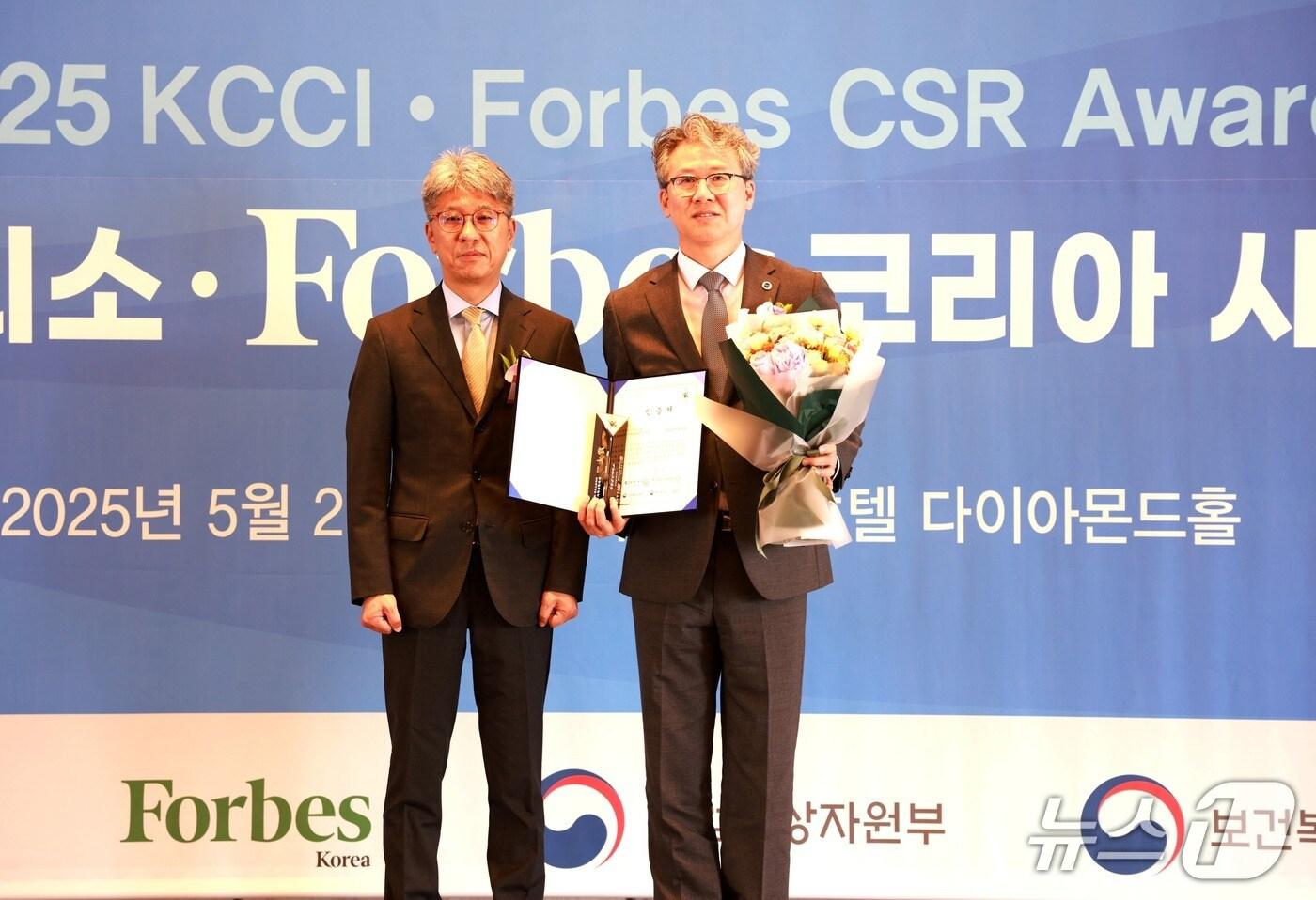 국립군산대가 '2025 대한상의·포보스 사회공헌 대상 지역사회공헌부문 대상을 수상했다. 사진 왼쪽부터 신용호 중앙일보s 대표이사, 엄기욱 국립군산대 총장 직무대리.(김제시 제공, 재판매 및 DB금지)