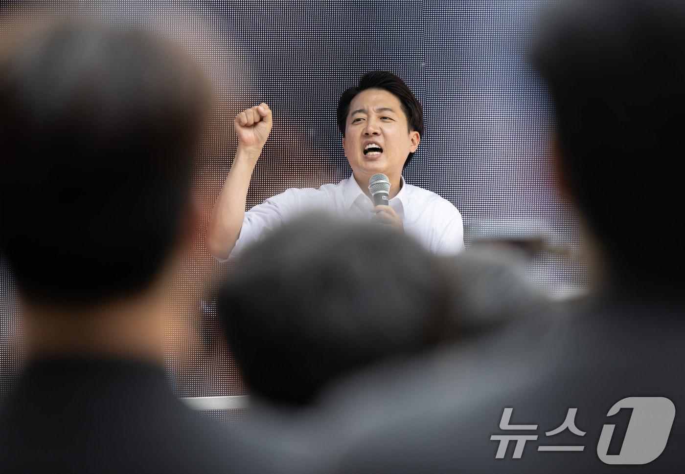 이준석 개혁신당 대통령 후보가 29일 오후 경기도 성남시 분당구 판교유스페이스 야외광장에서 시민들에게 지지를 호소하고 있다. 2025.5.29/뉴스1 ⓒ News1 이재명 기자