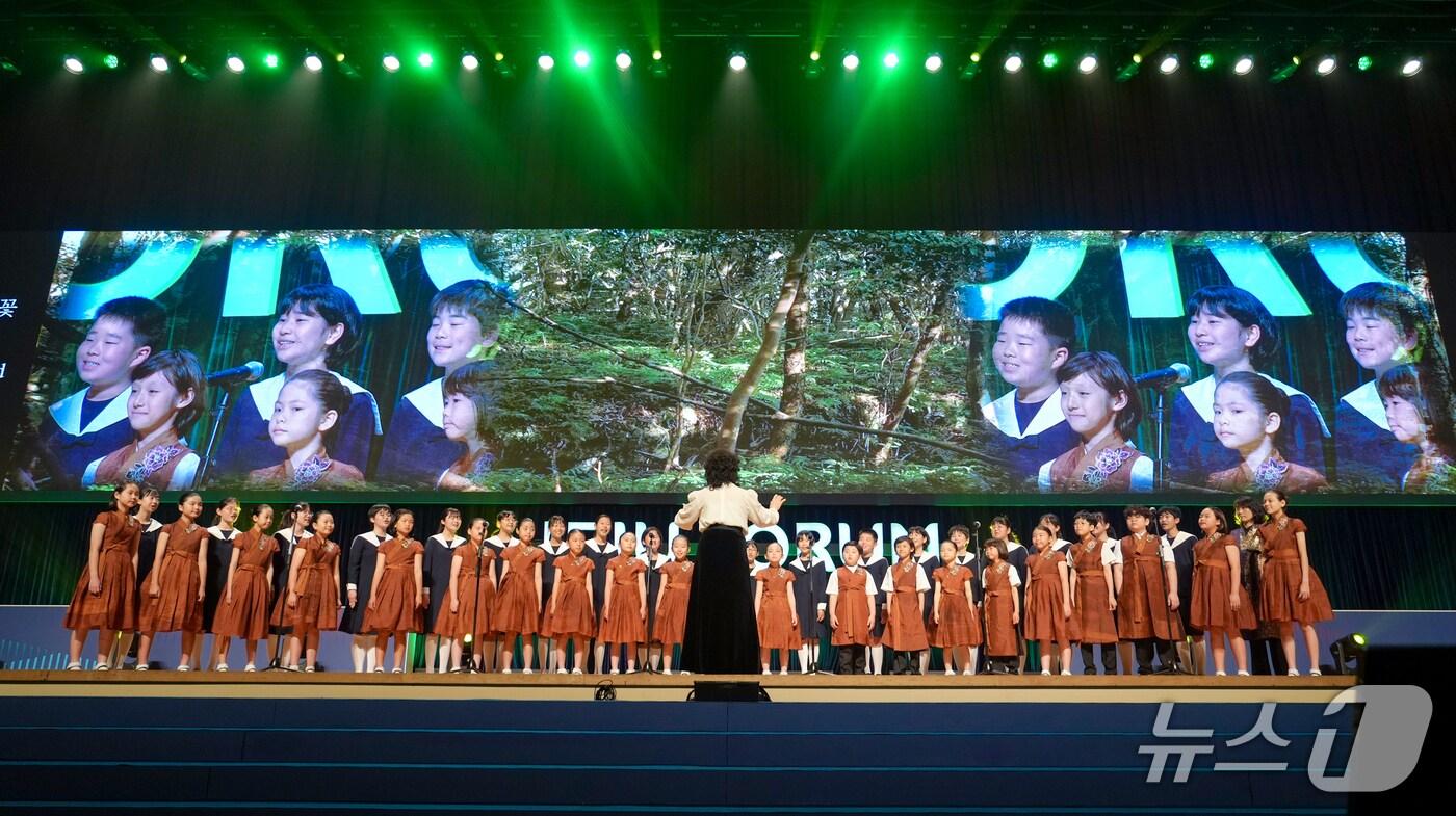 29일 오전 제주 서귀포시 제주국제컨벤션센터에서 열린 제20회 제주포럼 개회식에서 제라진어린이합창단과 도쿠시마소년소녀합창단이 합동공연을 하고 있다.(제주도 제공. 재판매 및 DB 금지)