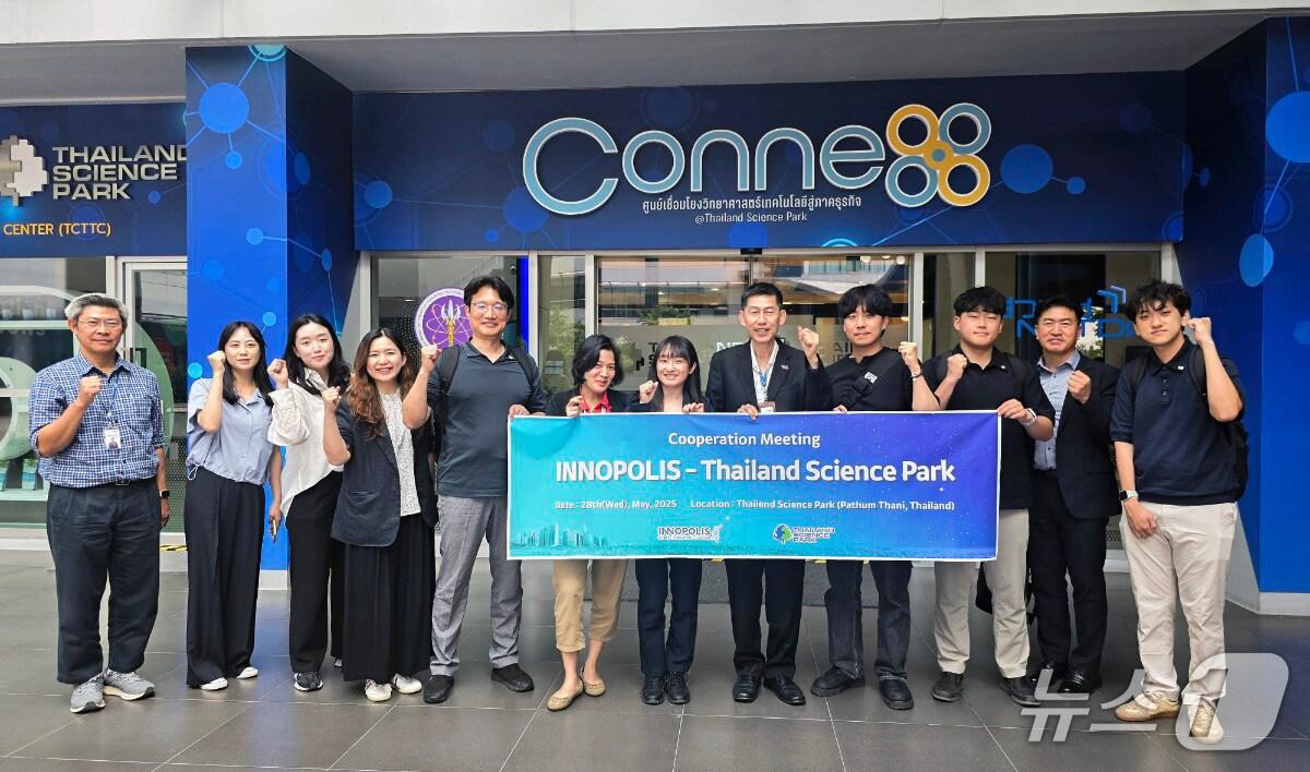 본문 이미지 -  특구재단 방문단과 태국 사이언스파크 관계자들이 기념사진을 촬영하고 있다.(특구재단 제공) /뉴스1