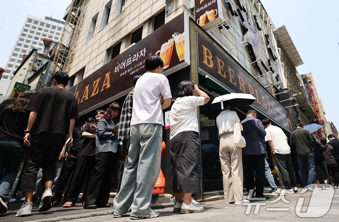 제21대 대통령선거 사전투표 첫 날인 29일 서울 중구 소공동주민센터에 마련된 투표소에서 직장인들이 점심시간을 이용해 투표를 하기 위해 길게 줄을 늘어서 있다. 2025.5.29/뉴스1 ⓒ News1 오대일 기자