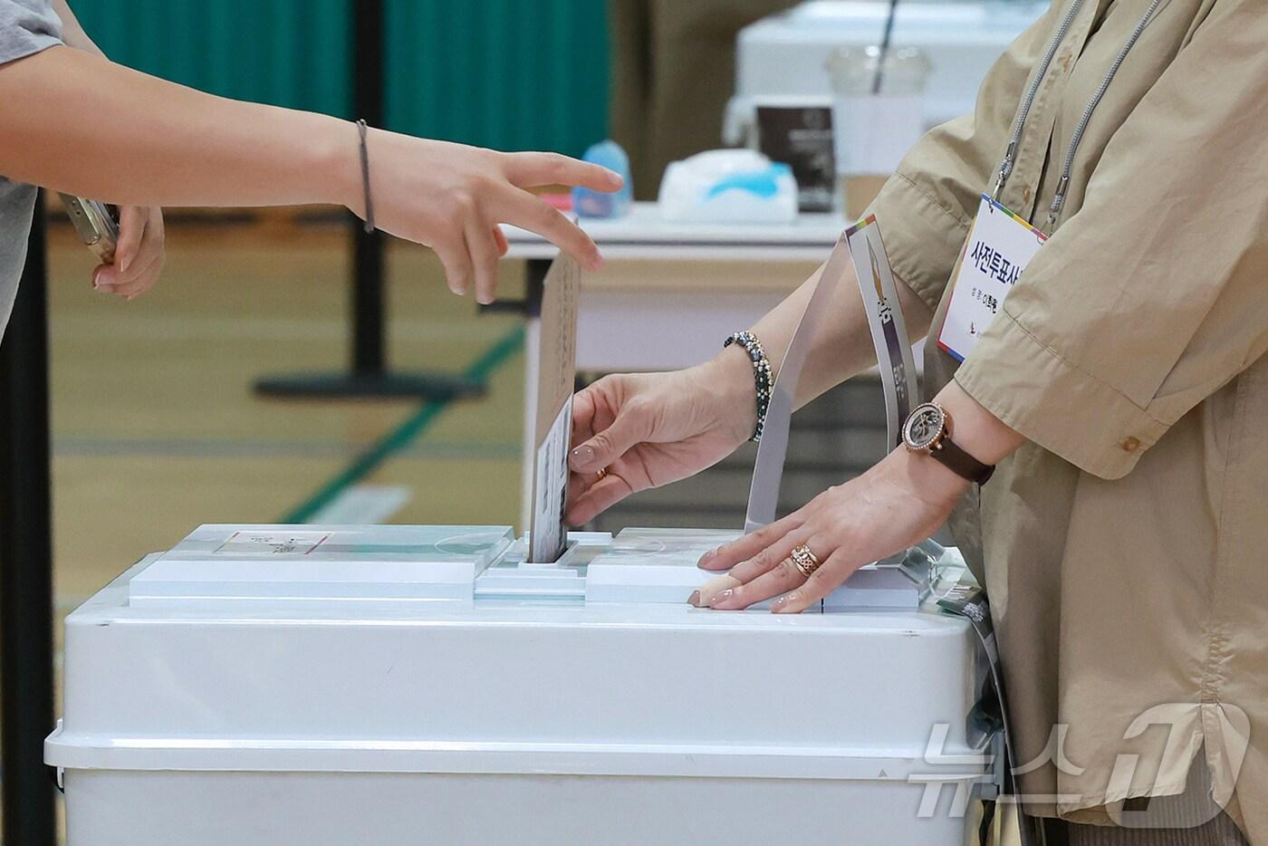 제21대 대통령 선거 사전 투표 첫날인 29일 오후 서울 강남구 수서동 강남스포츠문화센터에 마련된 사전투표소에서 유권자가 소중한 한 표를 행사하고 있다. 2025.5.29/뉴스1 ⓒ News1 김진환 기자