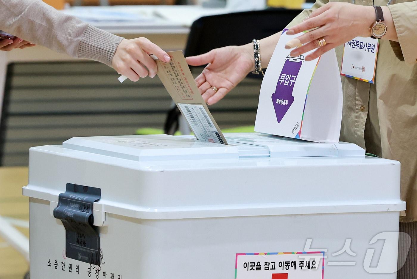 제21대 대통령 선거 사전 투표 첫날인 29일 오후 서울 강남구 수서동 강남스포츠문화센터에 마련된 사전투표소에서 유권자가 소중한 한 표를 행사하고 있다. 2025.5.29/뉴스1 ⓒ News1 김진환 기자