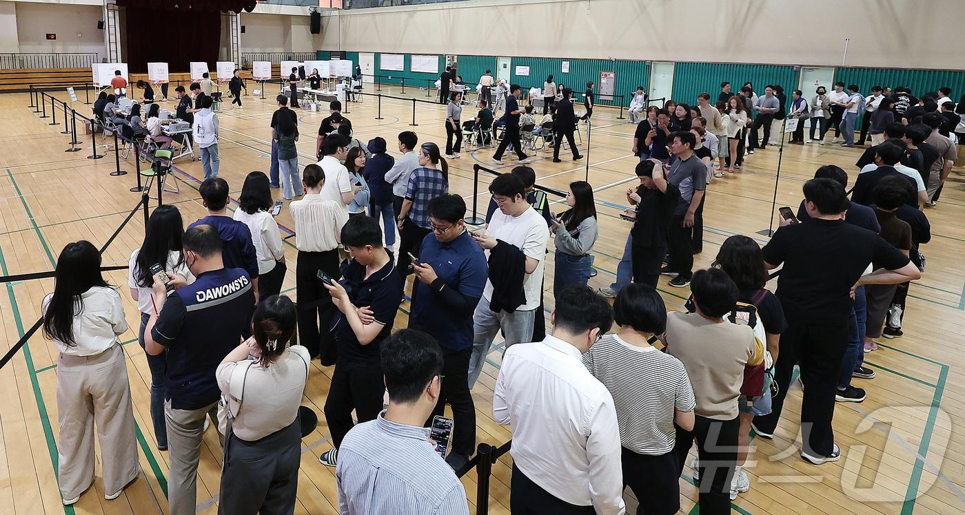 제21대 대통령 선거 사전 투표 첫날인 29일 오후 서울 강남구 수서동 강남스포츠문화센터에 마련된 사전투표소에서 유권자들이 투표를 하기 위해 길게 줄을 늘어서 있다.  사전투표 첫날 오후 1시 현재 전국 평균 투표율이 10.51%를 기록, 지난 대선 같은 시각의 사전투표율 8.75%보다 1.76%포인트(p) 높은 수치를 기록했다. 2025.5.29/뉴스1 ⓒ News1 김진환 기자