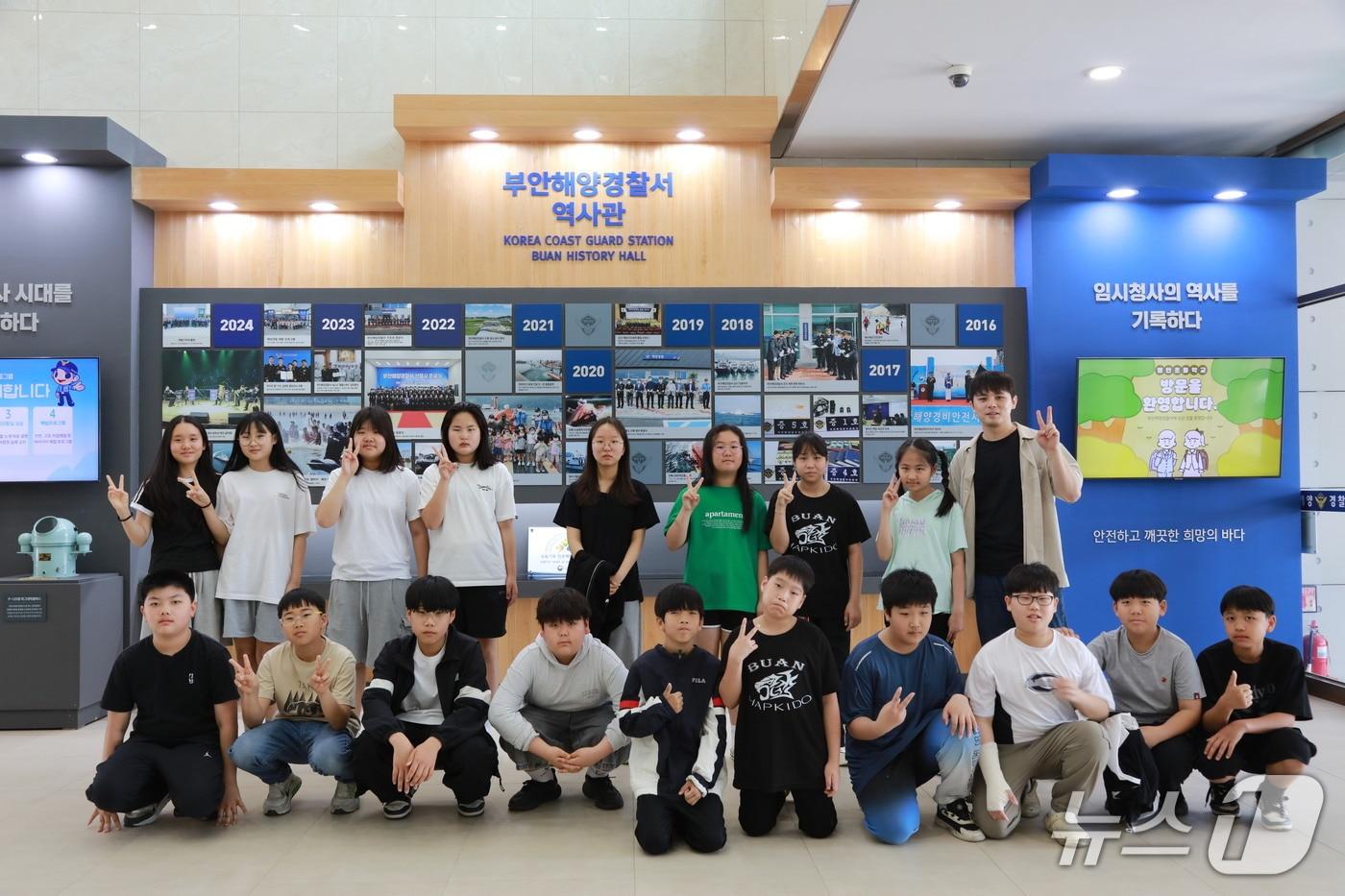 부안해양경찰서&#40;서장 박생덕&#41;는 5월 한 달간 지역 아동·청소년을 대상으로 ‘교육기부 진로체험기관’으로서 총 3차례의 진로체험 프로그램을 운영했다.&#40;부안해경 제공, 재판매 및 DB금지&#41; 