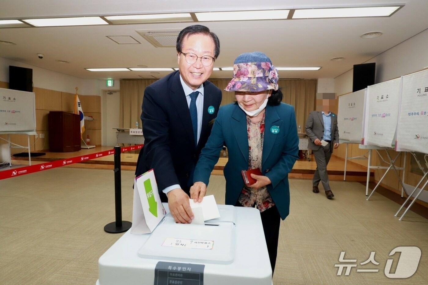 유희태 전북 완주군수와 배우자 박길주 씨가 29일 봉동읍 행정복지센터 사전투표소를 찾아 투표를 하고 있다.(완주군출입기자단 제공.재판매 및 DB금지)2025.5.29/뉴스1