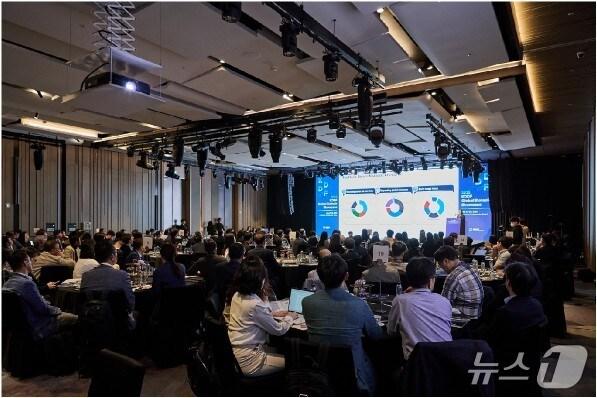 본문 이미지 - KDDF 글로벌 바이오텍 쇼케이스에 참여한 참석자들이 발표를 듣고 있다.(KDDF 제공)/뉴스1