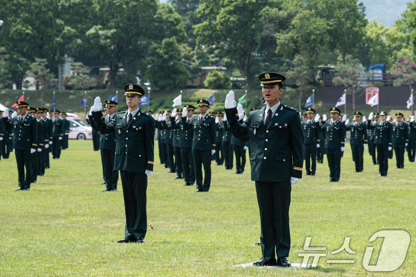 본문 이미지 - 2025 육군  부사관 임관식. (육군 제공. 재판매 및 DB 금지)  ⓒ 뉴스1