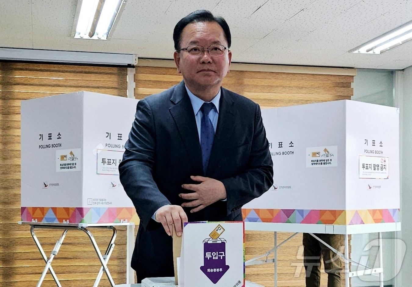 본문 이미지 - 김부겸 더불어민주당 총괄선거대책위원장이 제21대 대선 사전투표 첫날인 29일 대구 중구 대신동행정복지센터에 차려진 대신동 사전투표소에서 투표하고 있다. 2025.5.29/뉴스1 ⓒ News1 남승렬 기자