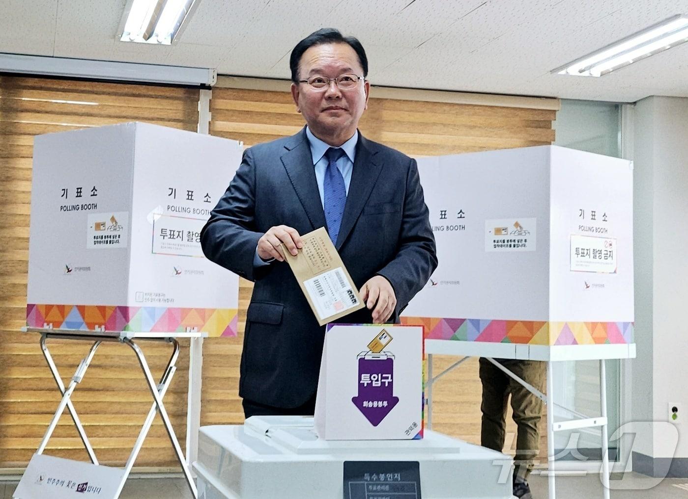 본문 이미지 - 지난해 5월 김부겸  당시 더불어민주당 공동선거대책위원장이 제21대 대선 사전투표 첫날 대구 중구 대신동행정복지센터에 차려진 대신동 사전투표소에서 투표하고 있다. 2025.5.29 ⓒ 뉴스1 남승렬 기자