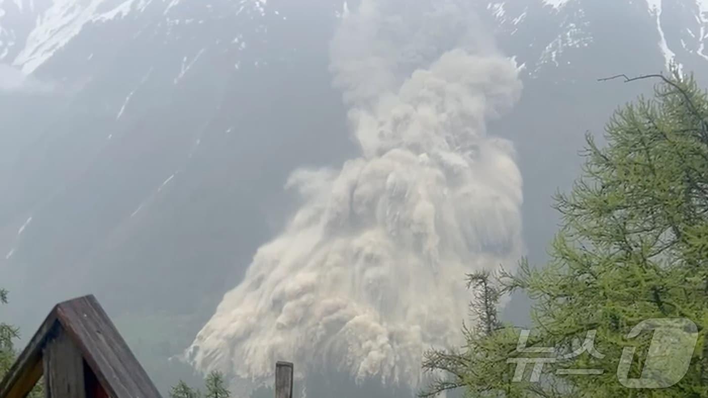 스위스 남부 발레주에서 28일(현지시간) 빙하 붕괴로 인한 산사태가 발생해 블라텐 마을을 덮쳤다. 2025.5.29. ⓒ 로이터=뉴스1