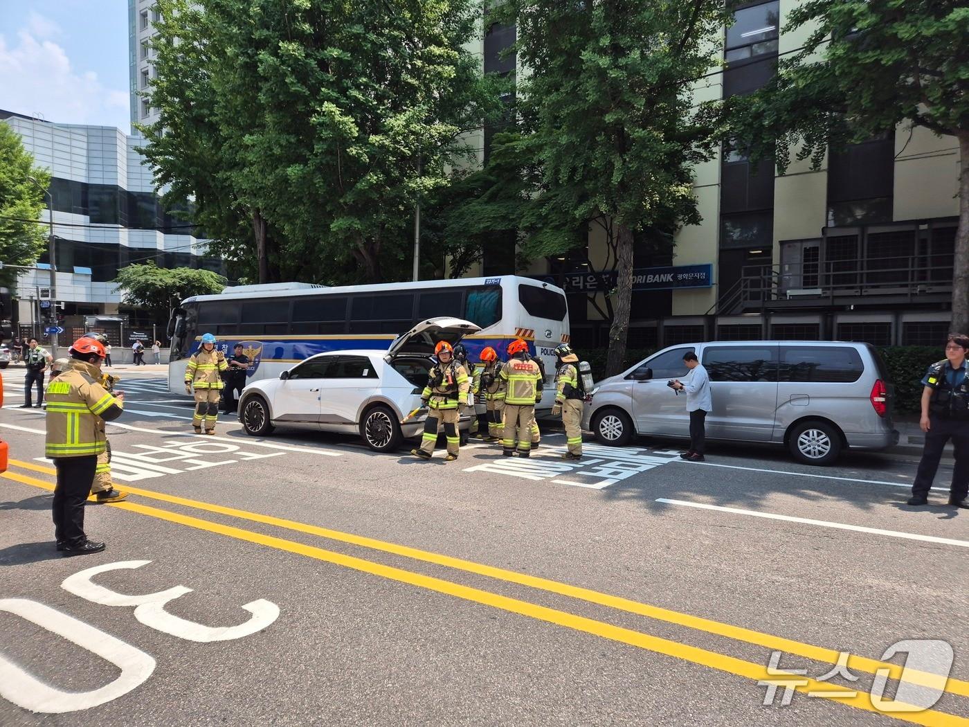 본문 이미지 - 29일 오후 1시 10분쯤 서울 종로구 정부청사 인근에서 전기차에서 불이 났다는 신고가 접수됐다.