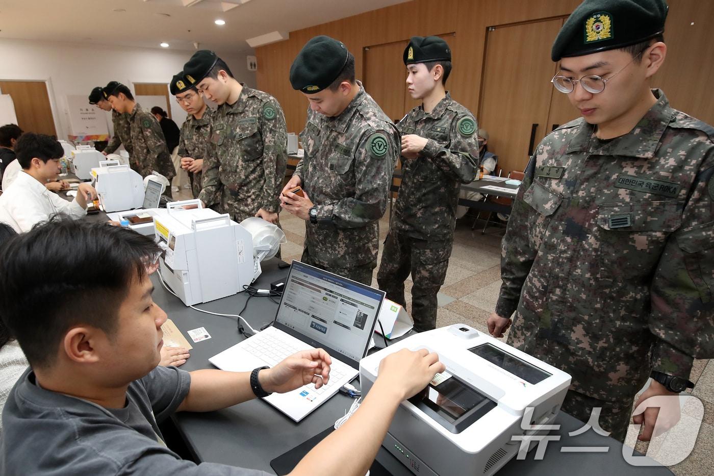 본문 이미지 - 육군 50사단 장병들이 2025년 제21대 대통령선거 사전투표를 하고 있다. 2025.5.29 ⓒ 뉴스1 공정식 기자