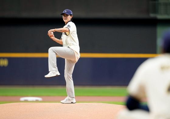 본문 이미지 - 최나연이 29일(한국시간) MLB 밀워키 브루어스-보스턴 레드삭스전의 시구자로 나섰다. (밀워키 브루어스 SNS 캡처)