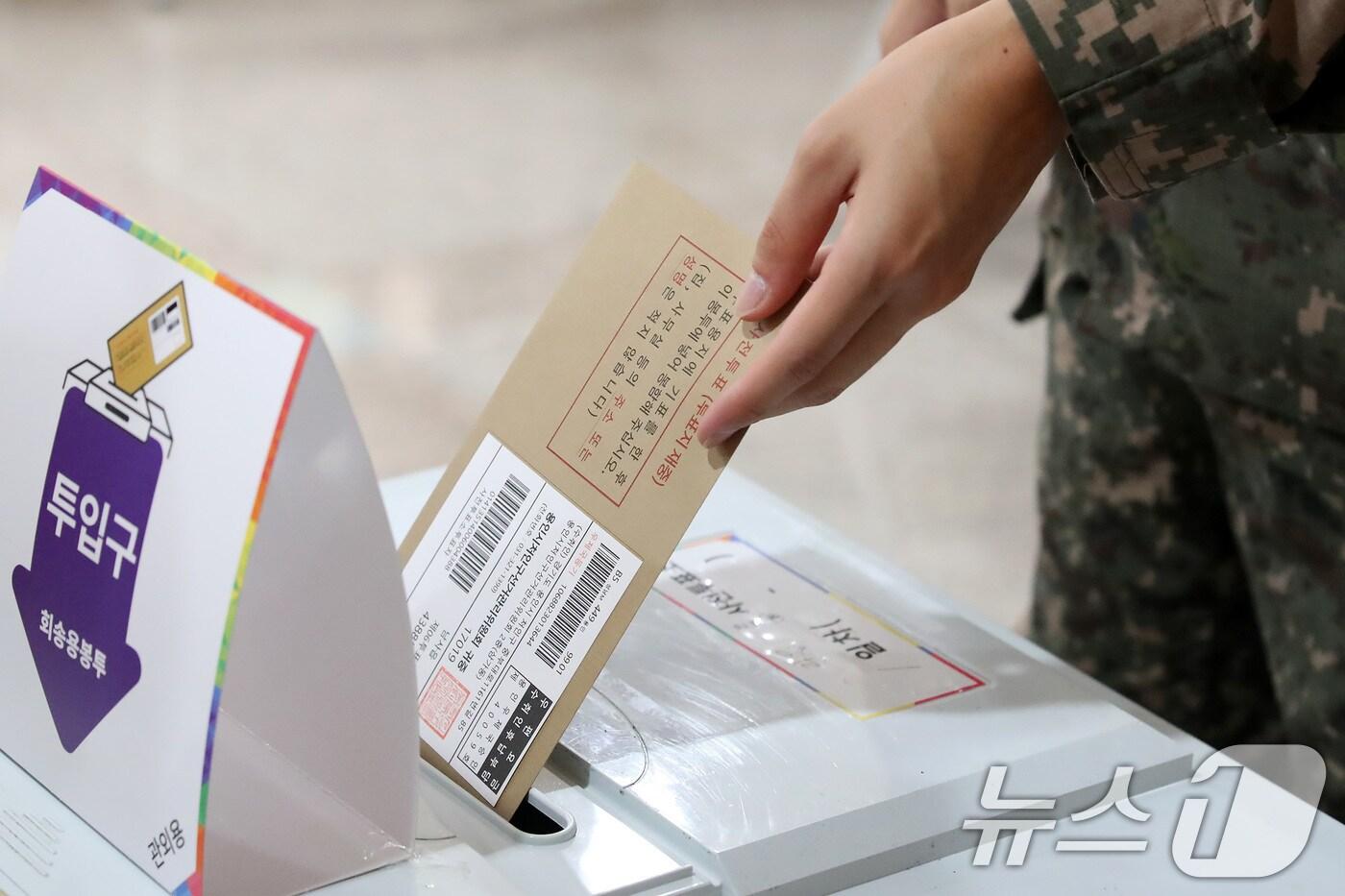 21대 대통령선거 사전투표 첫날인 29일 오후 대구 북구 관음동 어울아트센터에 마련된 사전투표소에서 육군 50사단 장병들이 소중한 한표를 행사하고 있다. 2025.5.29/뉴스1 ⓒ News1 공정식 기자