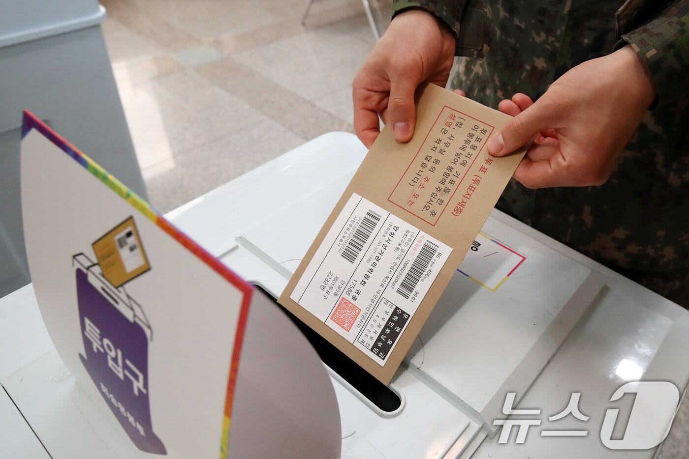 제21대 대통령선거 사전투표 첫날인 29일 오후 대구 북구 관음동 어울아트센터에 마련된 사전투표소에서 육군 50사단 장병들이 소중한 한표를 행사하고 있다. (사진은 기사 내용과 무관함) 2025.5.29/뉴스1 ⓒ News1 공정식 기자